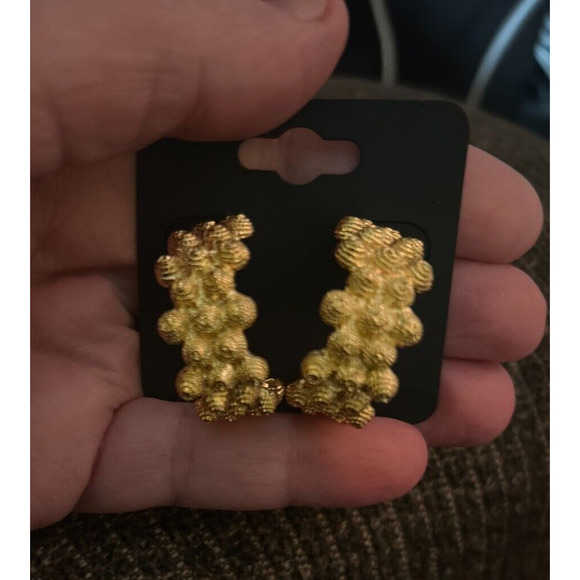 Avon Gold Tone Hazelnut Earrings - Picture 4 of 9